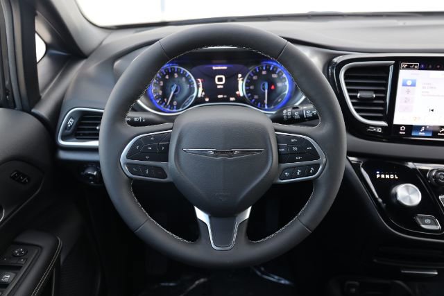 Used 2026 Chrysler Pacifica Select FWD image 40