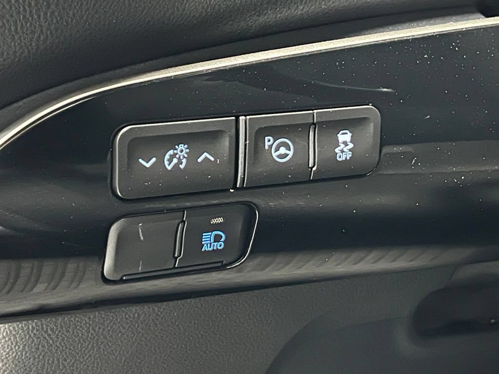 Certified 2022 Toyota Prius LE FWD image 32