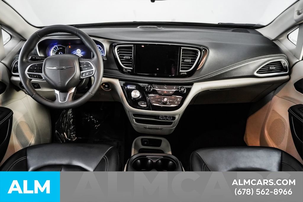 Used 2024 Chrysler Pacifica Select image 25