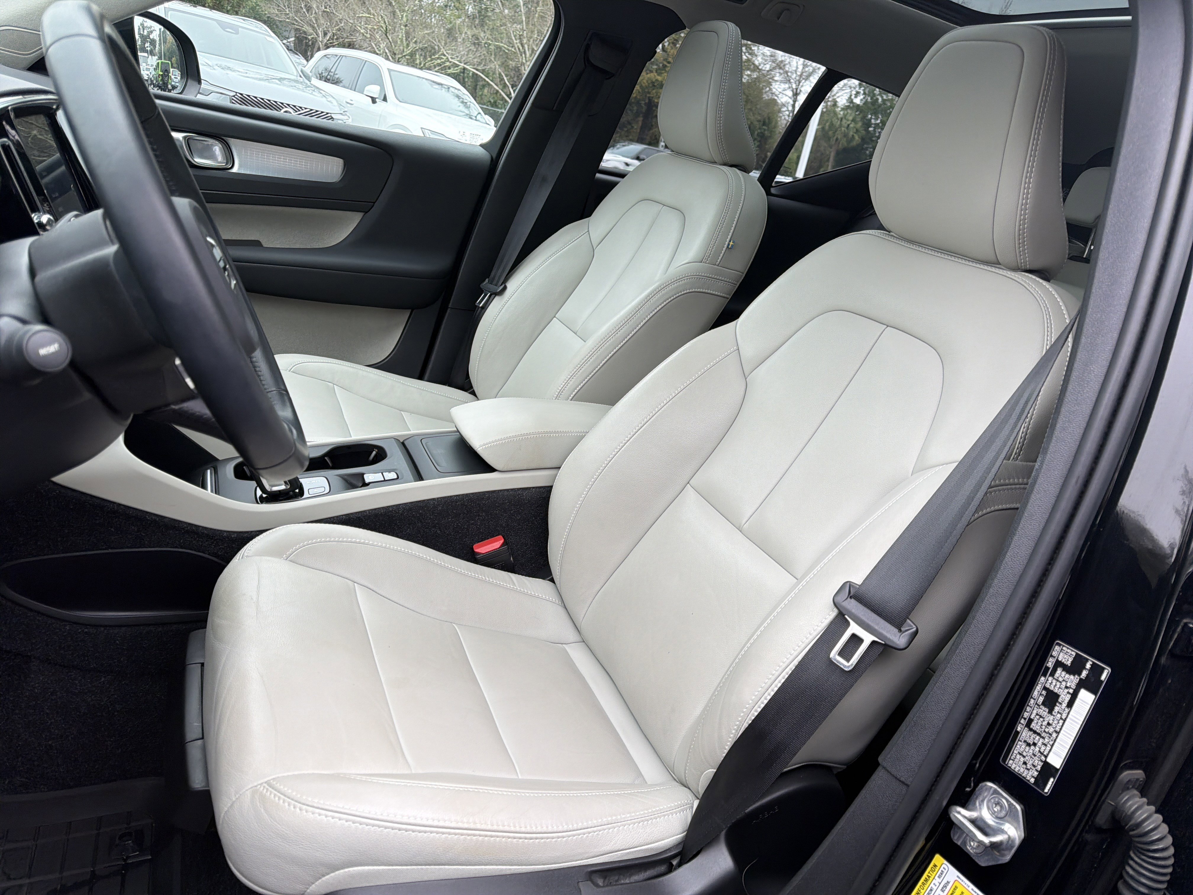 Used 2020 Volvo XC40 T5 Momentum w/ Protection Package Premier image 16