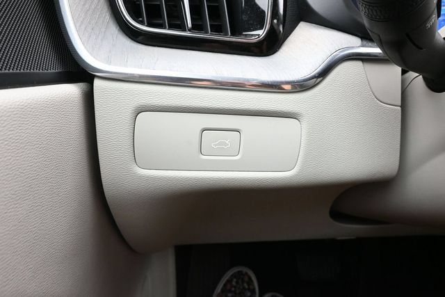 Used 2024 Volvo XC60 B5 Plus w/ Protection Package Premier AWD/4WD image 27