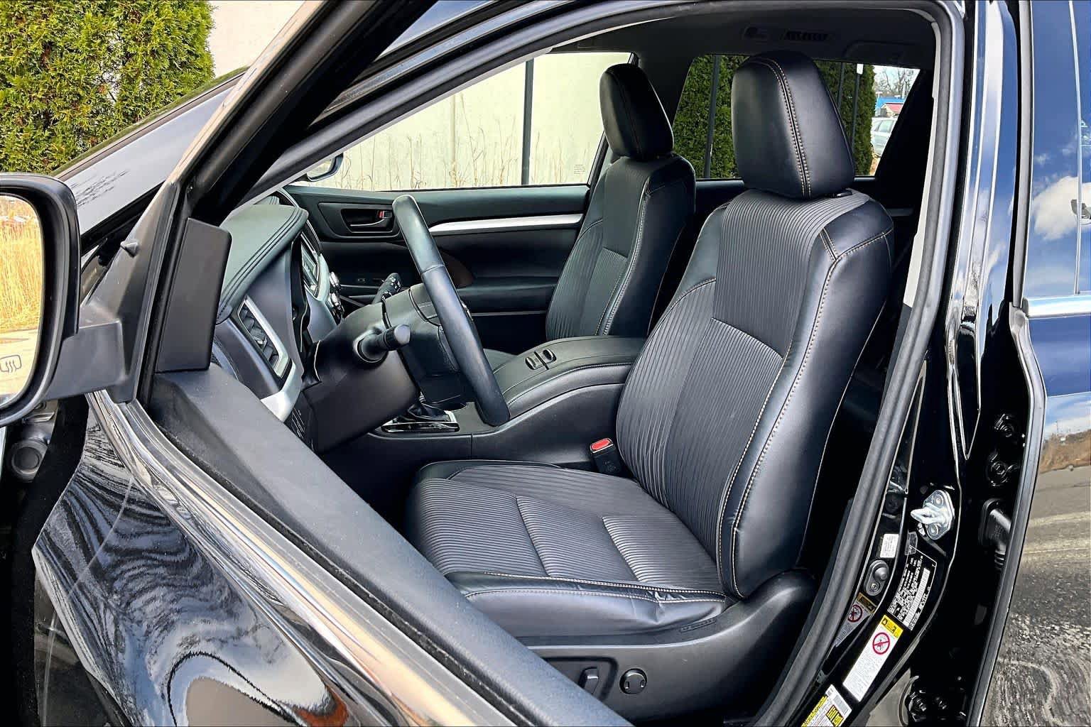 Certified 2018 Toyota Highlander Plus w/ Carpet Mat Package (TMS) AWD/4WD image 9