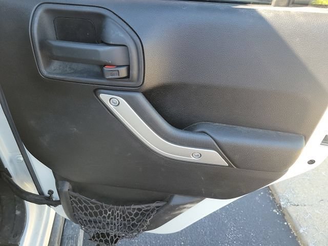 Used 2016 Jeep Wrangler Unlimited Rubicon w/ Dual Top Group AWD/4WD image 18