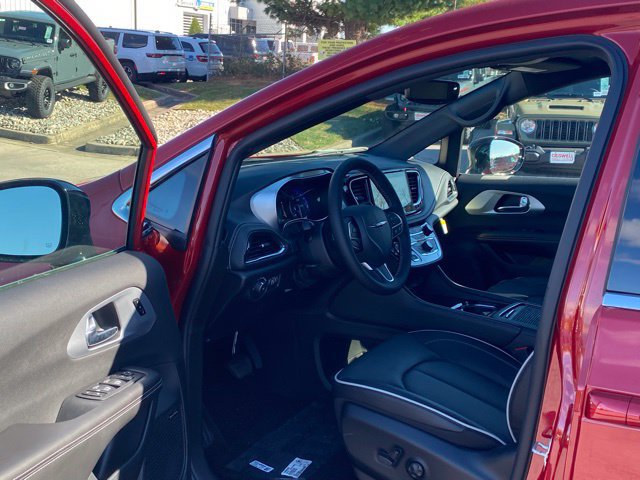 New 2026 Chrysler Pacifica Limited w/ Uconnect Theater Family Group AWD/4WD image 15