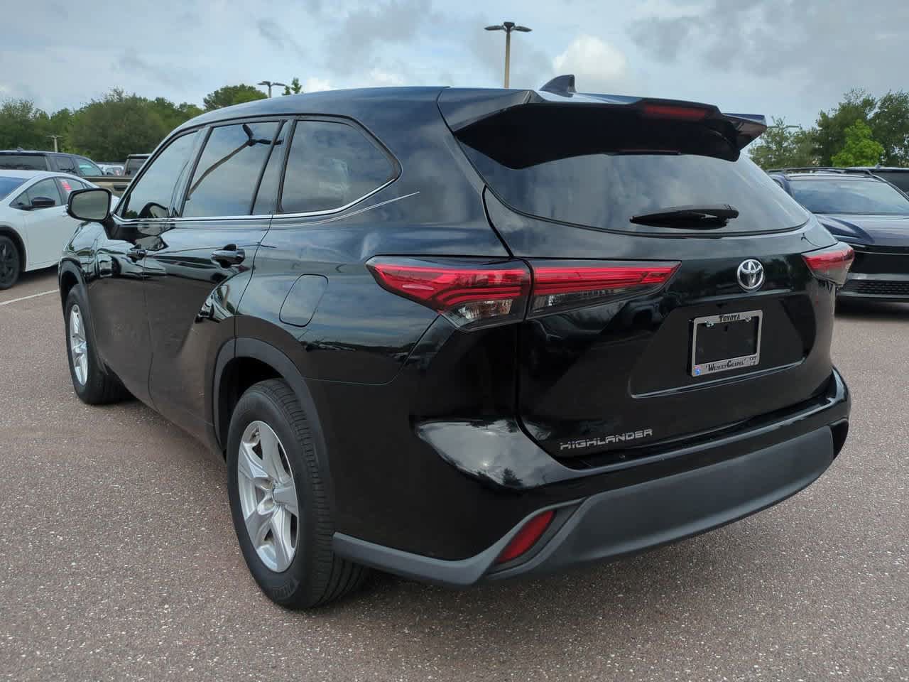 Certified 2021 Toyota Highlander L FWD image 4