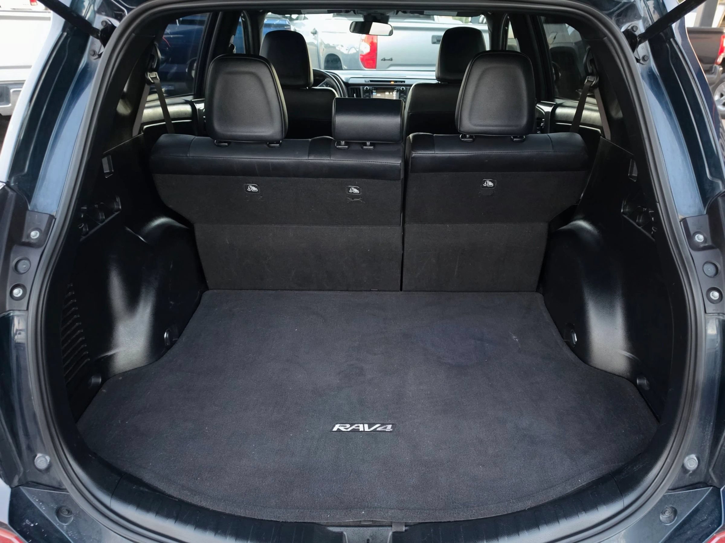 Used 2018 Toyota RAV4 SE FWD image 19