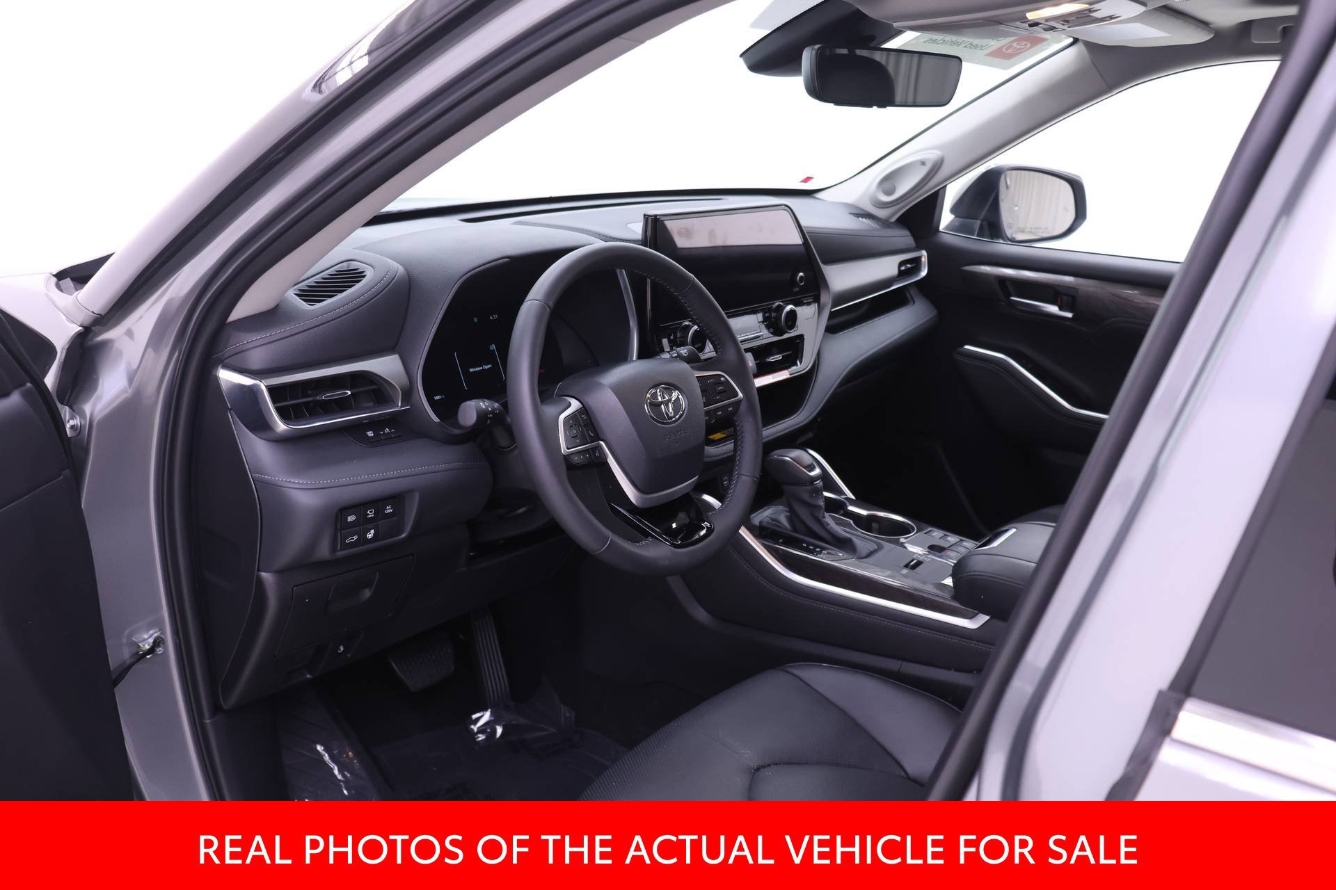 Certified 2025 Toyota Highlander Limited AWD/4WD image 3