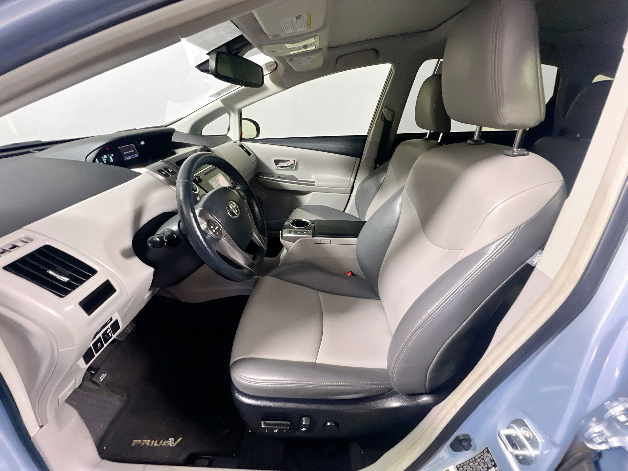 Used 2015 Toyota Prius V Five image 14