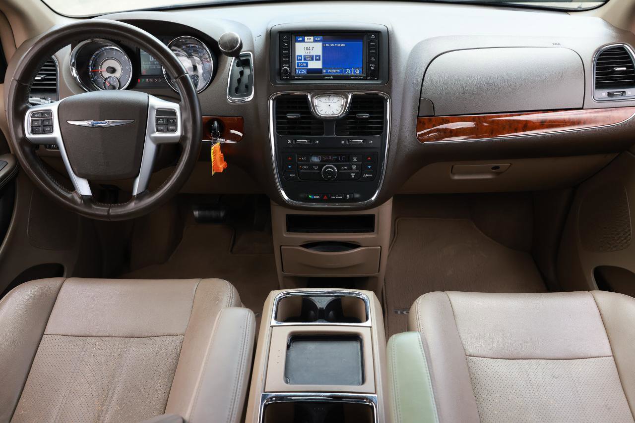 Used 2012 Chrysler Town & Country Touring w/ Entertainment Group #1 FWD image 21