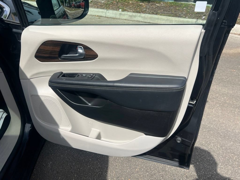 Certified 2023 Chrysler Pacifica Limited FWD image 10