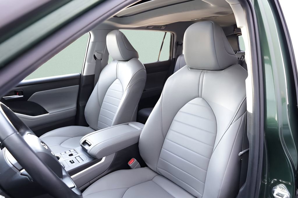 Used 2023 Toyota Highlander XLE AWD/4WD image 19