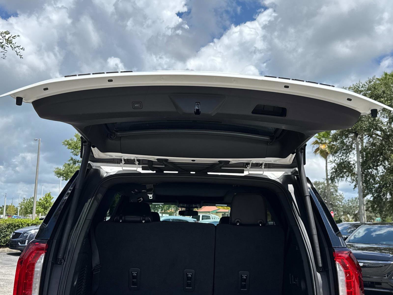 Used 2022 GMC Yukon SLT w/ SLT Premium Package image 12