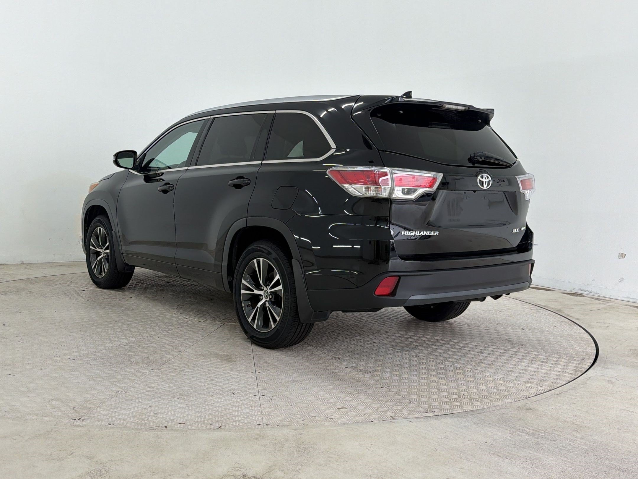 Used 2016 Toyota Highlander XLE AWD/4WD image 3