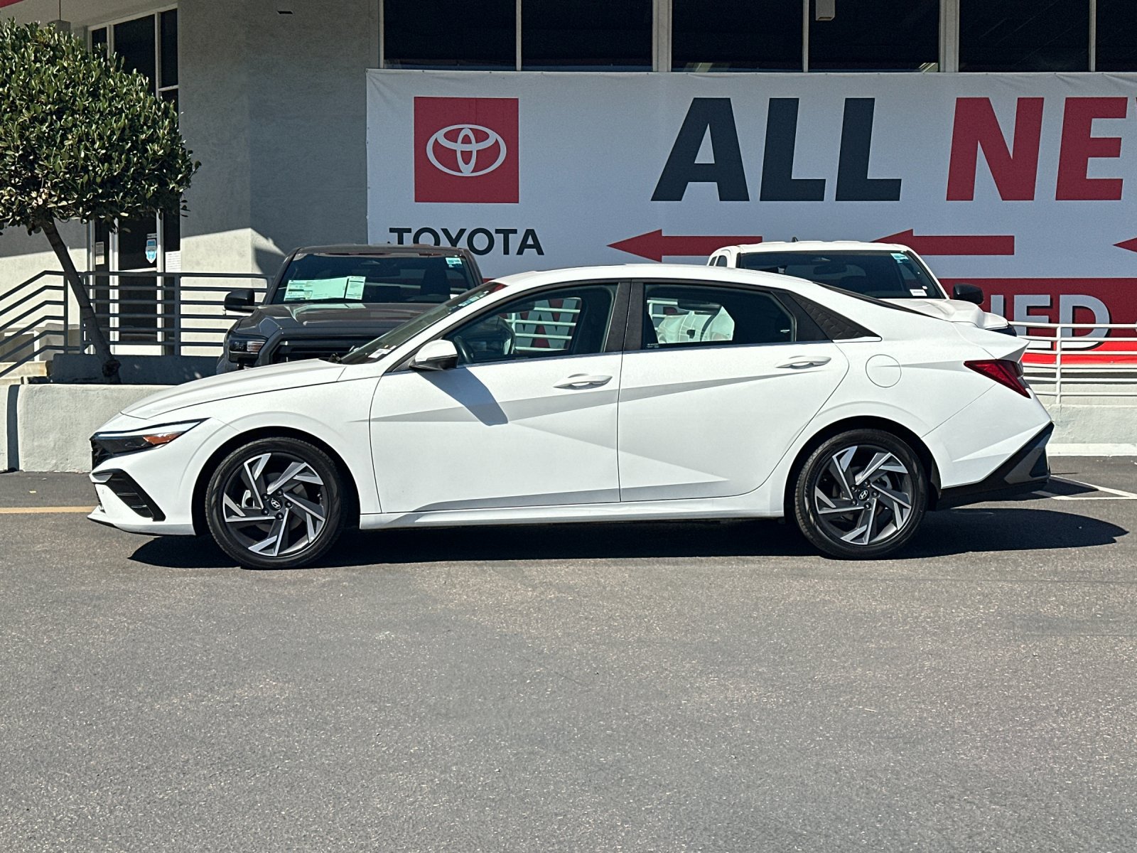 Used 2024 Hyundai Elantra Limited FWD image 2