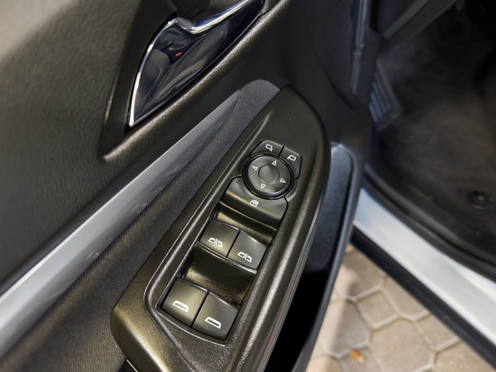 Used 2023 Chevrolet Bolt EUV LT FWD image 7