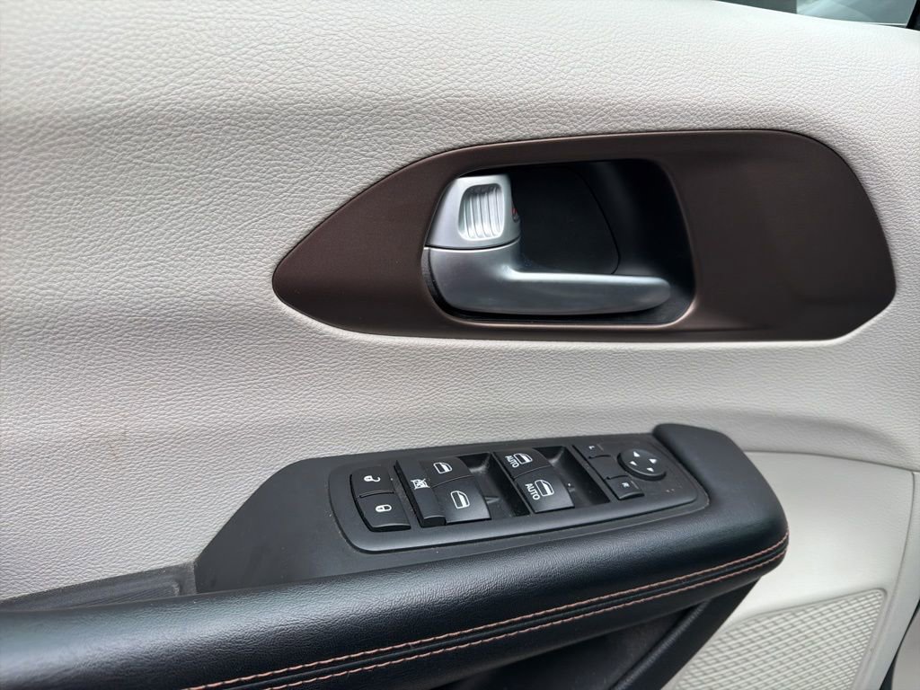 Used 2017 Chrysler Pacifica Touring image 28