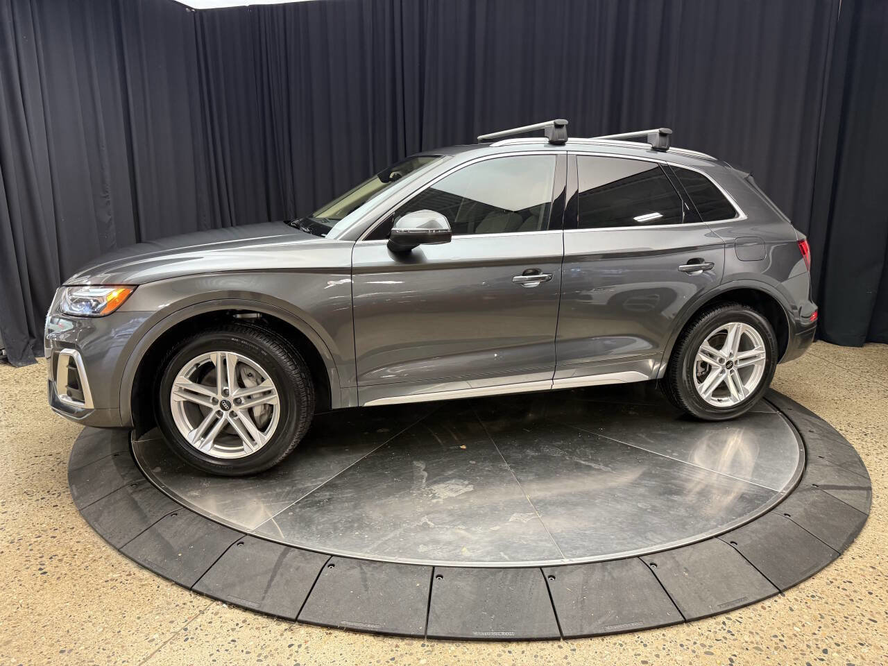 Used 2024 Audi Q5 e Premium w/ Convenience Package image 4