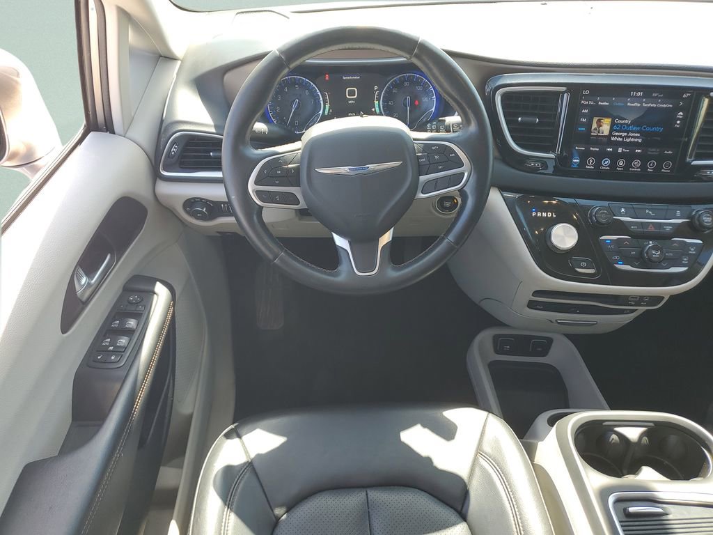 Used 2018 Chrysler Pacifica Touring-L Plus FWD image 11