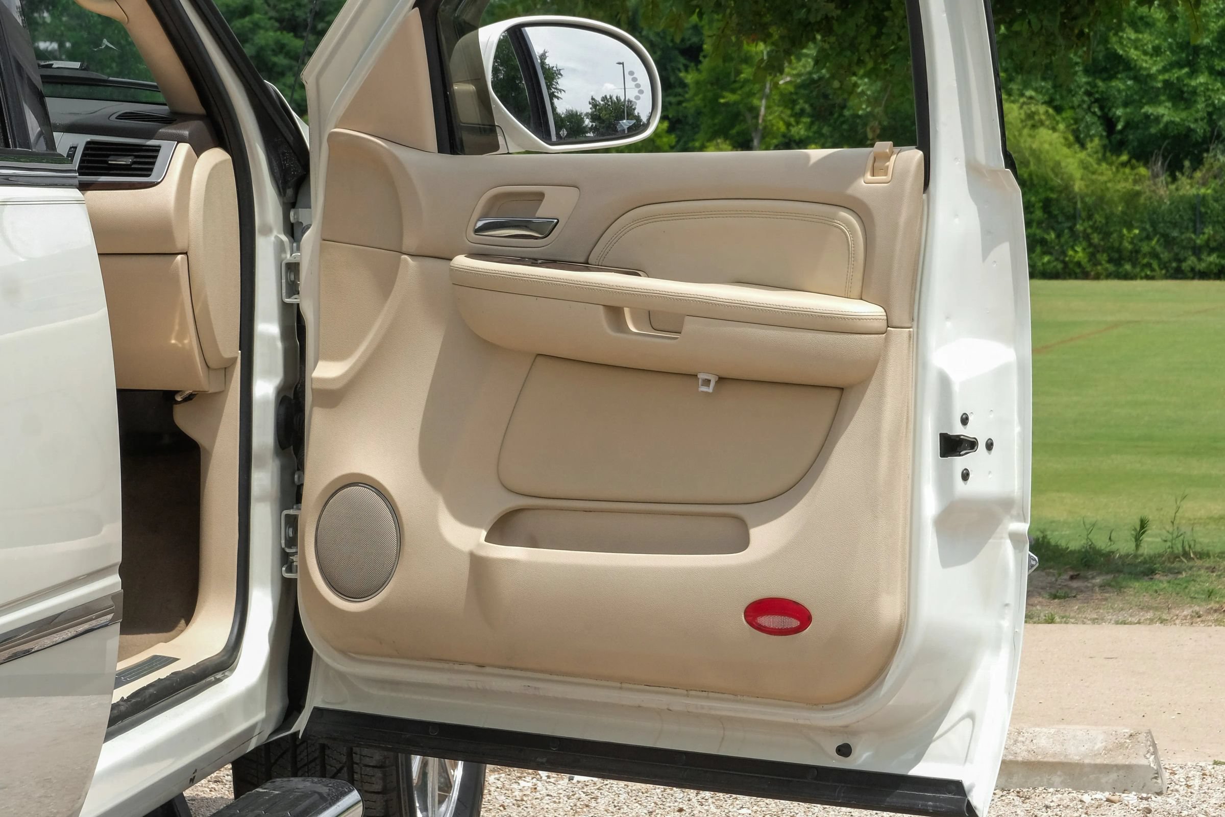 Used 2007 Cadillac Escalade EXT w/ Information Package AWD/4WD image 39