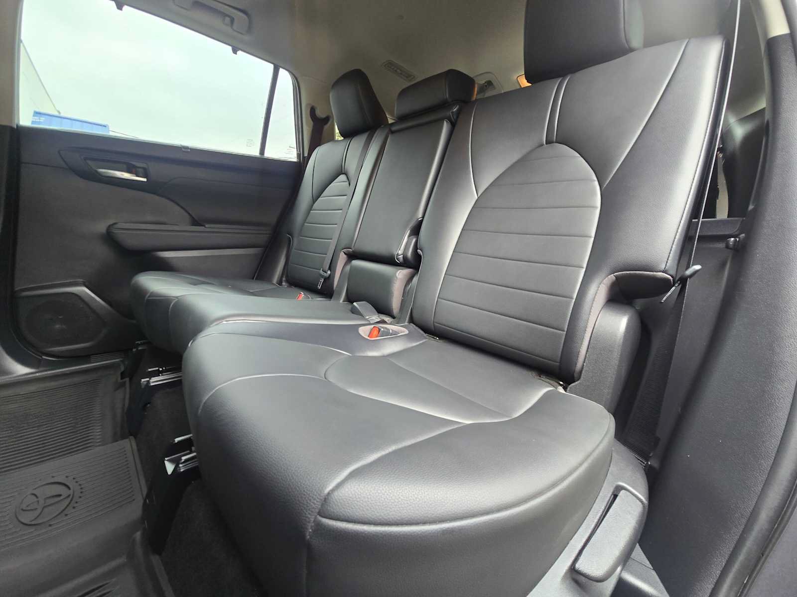 Used 2020 Toyota Highlander XLE AWD/4WD image 17