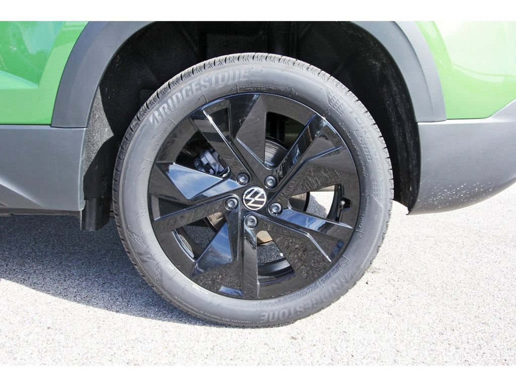 Certified 2025 Volkswagen Taos SE FWD image 34