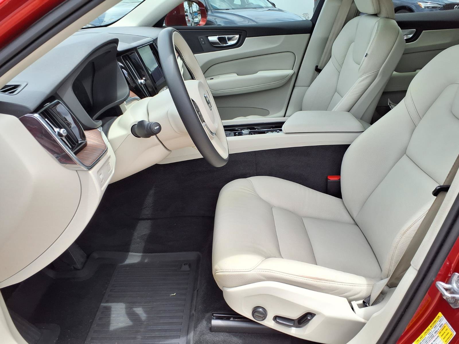 Used 2021 Volvo XC60 T5 Momentum w/ Premium Package FWD image 20