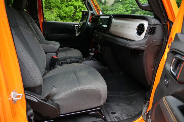 Used 2025 Jeep Wrangler Unlimited Sahara AWD/4WD image 32
