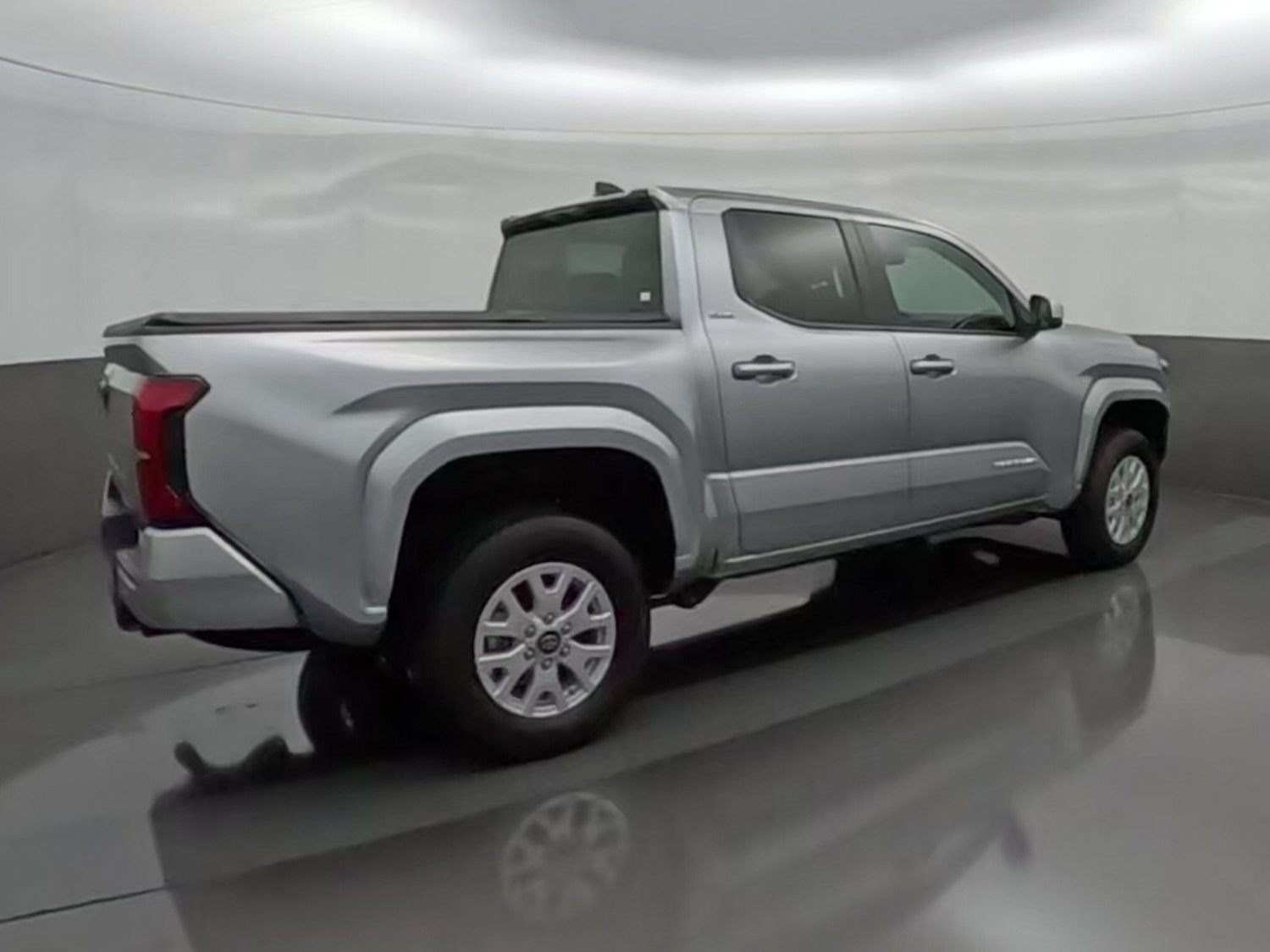 Certified 2025 Toyota Tacoma SR5 AWD/4WD image 10