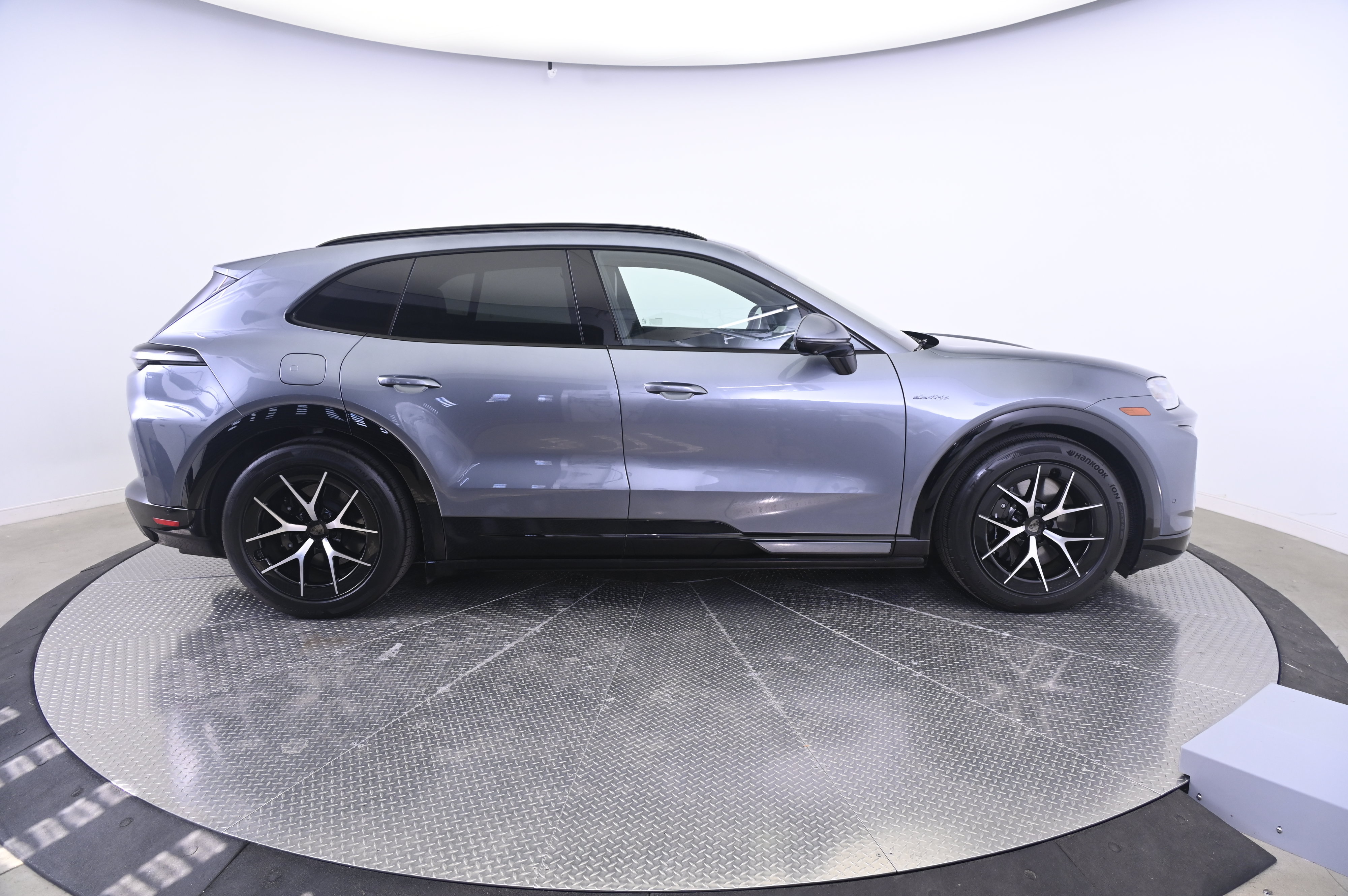Certified 2026 Porsche Cayenne Turbo AWD/4WD image 8