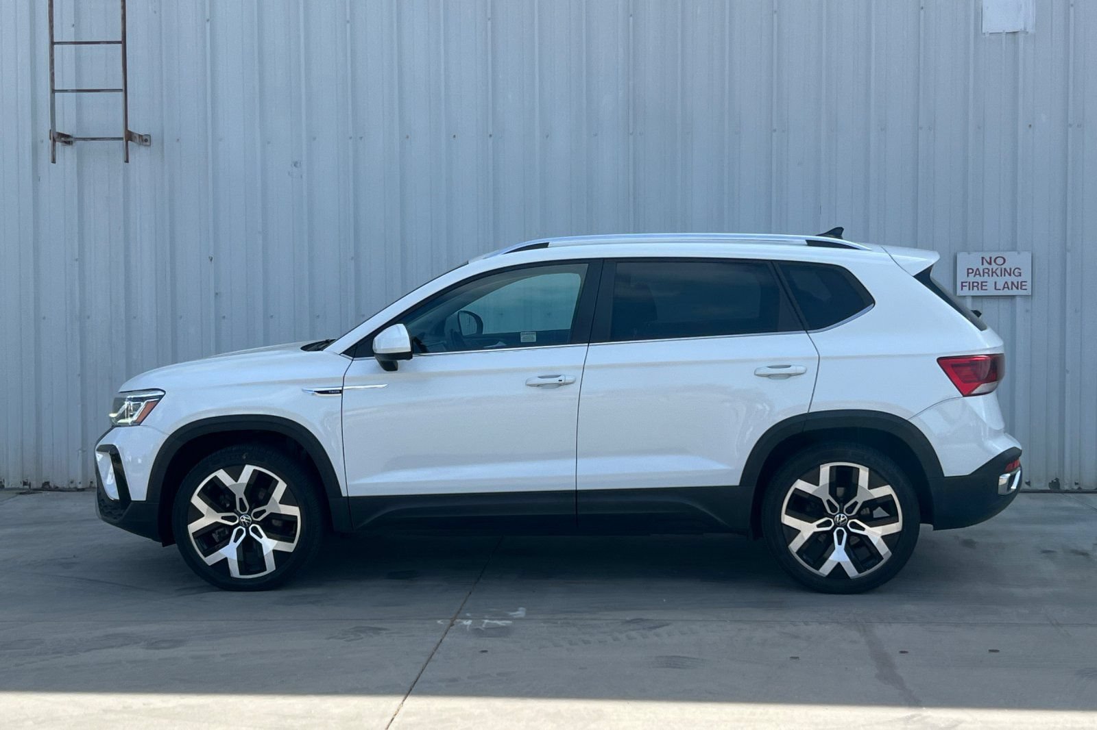 Used 2022 Volkswagen Taos SEL w/ Panoramic Sunroof Package AWD/4WD image 8