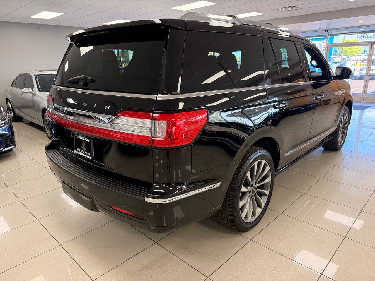 Used 2020 Lincoln Navigator Reserve AWD/4WD image 2