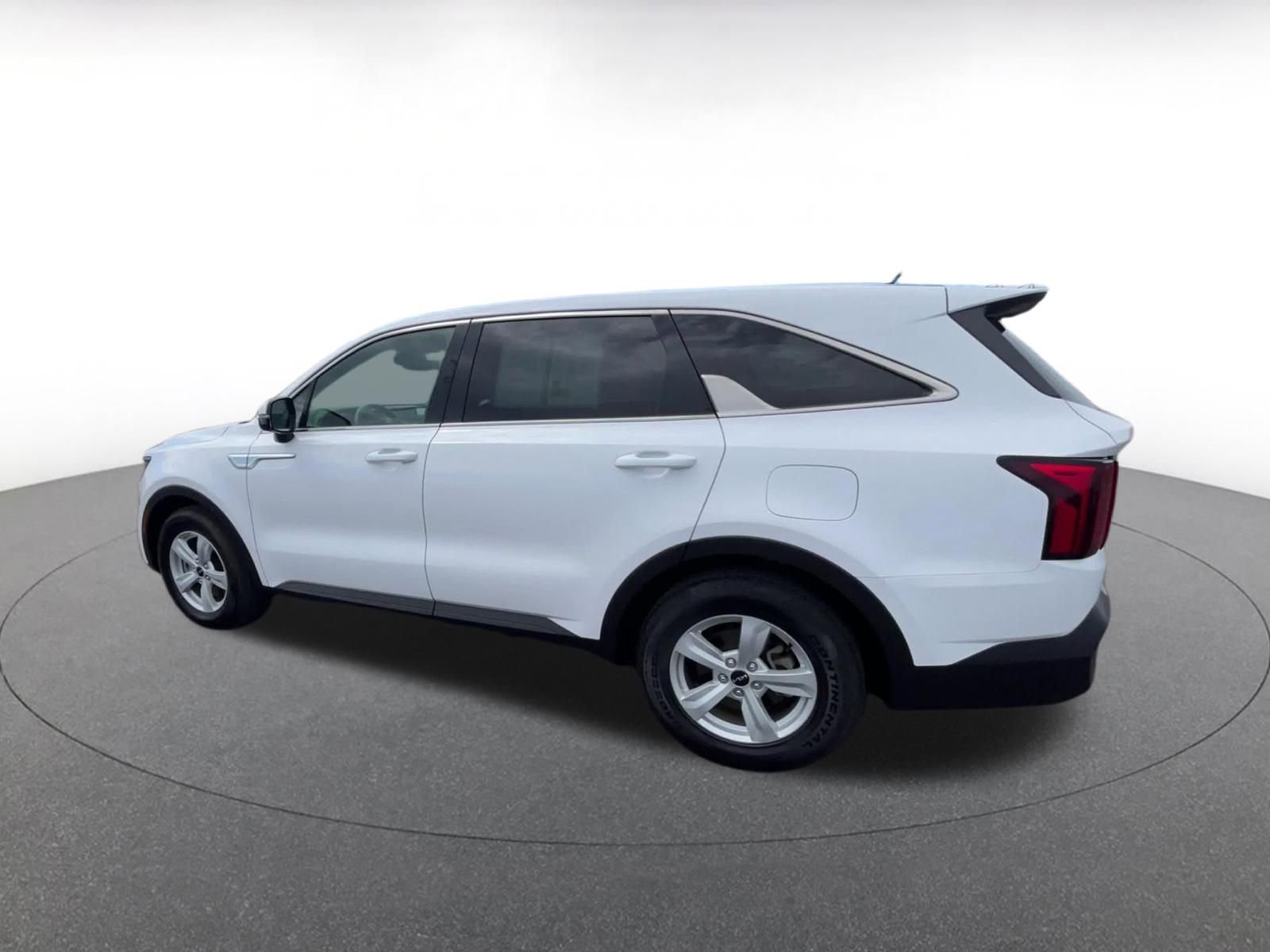 Used 2023 Kia Sorento LX image 10
