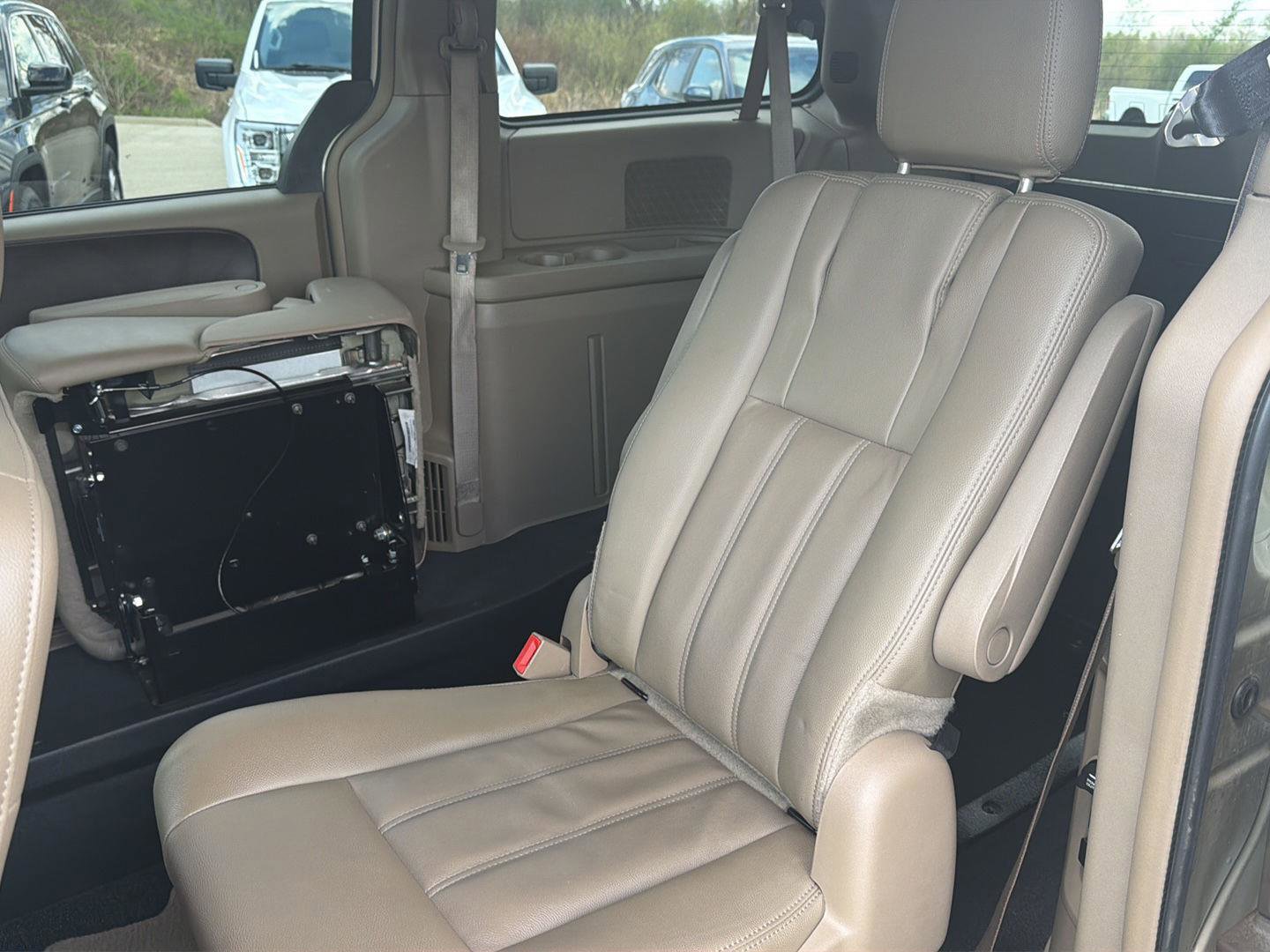 Used 2016 Chrysler Town & Country Touring FWD image 28