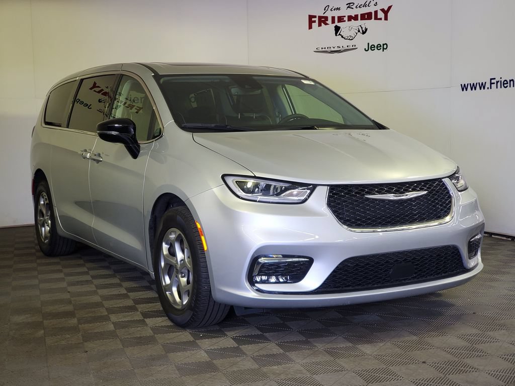 Used 2024 Chrysler Pacifica Limited AWD/4WD image 2