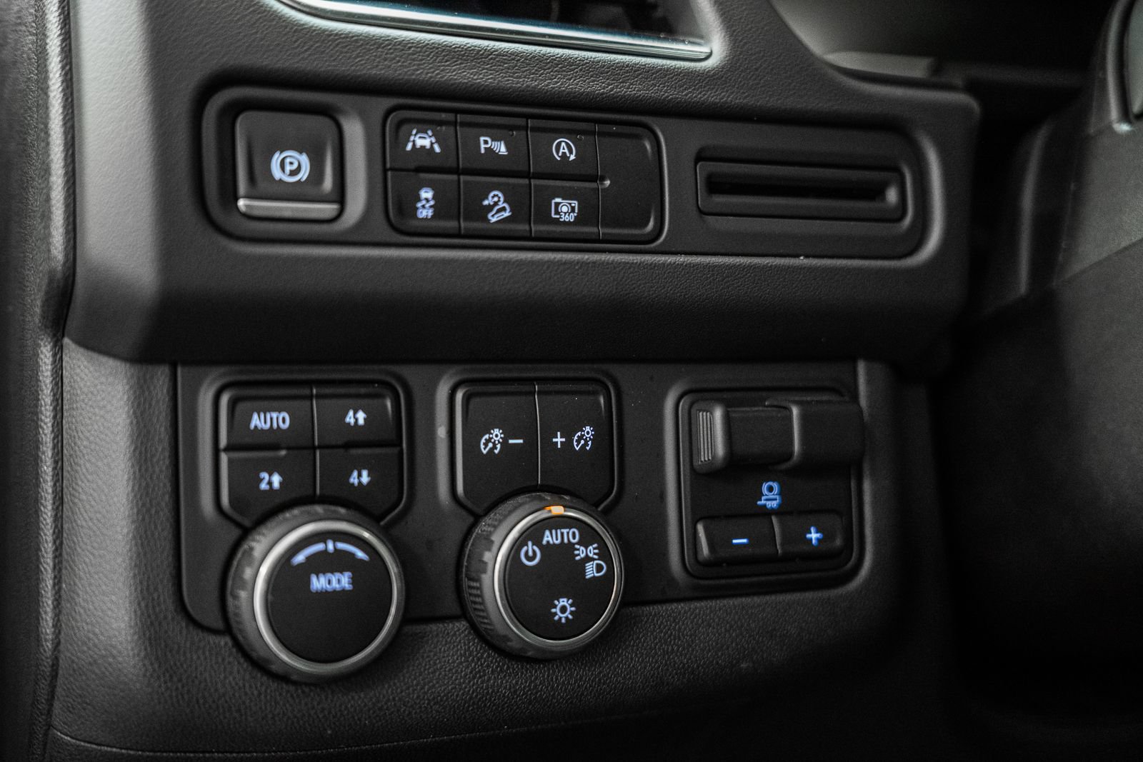 Used 2023 Chevrolet Tahoe Z71 w/ Luxury Package AWD/4WD image 44