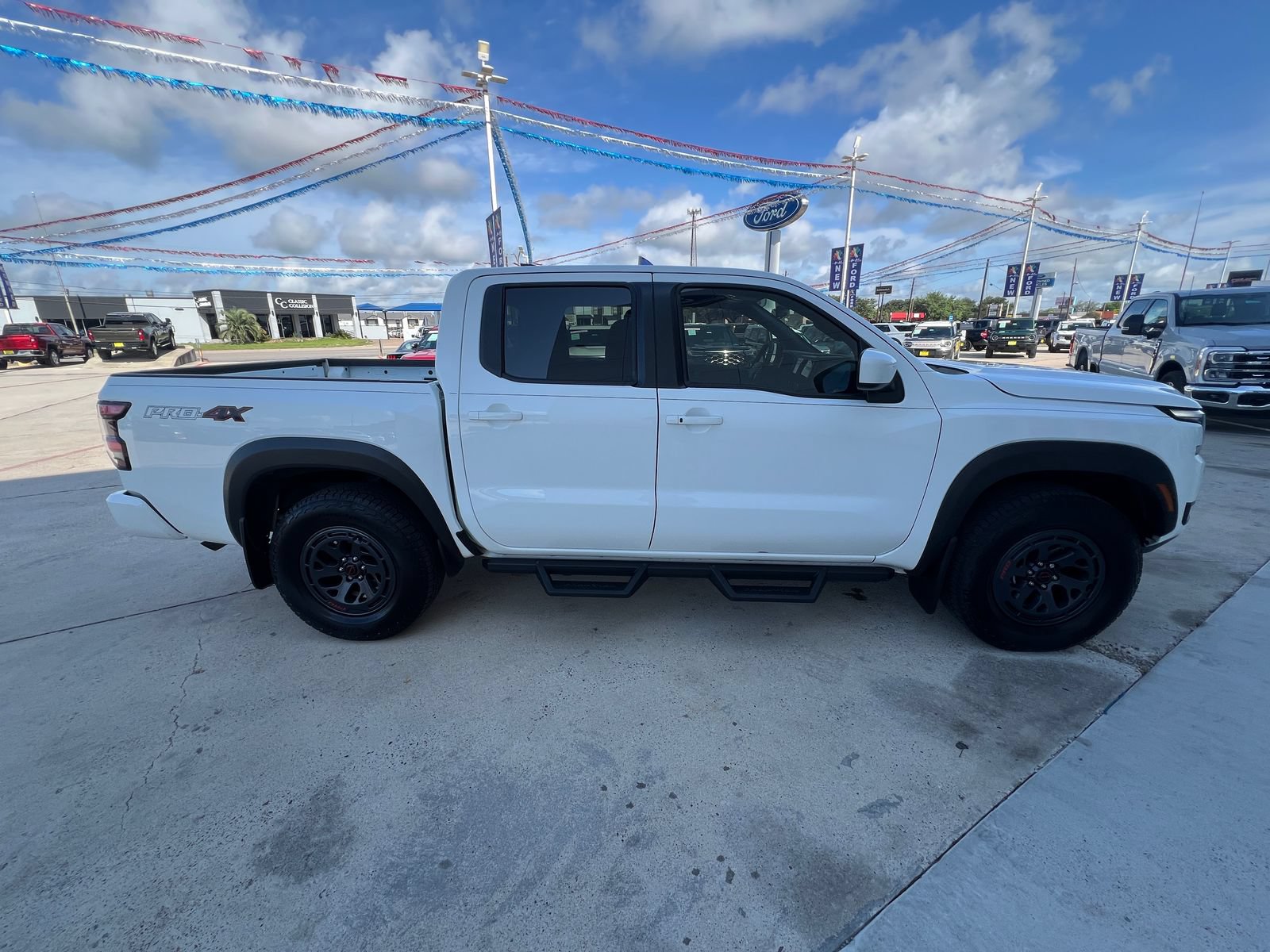 Used 2025 Nissan Frontier PRO-4X AWD/4WD image 2