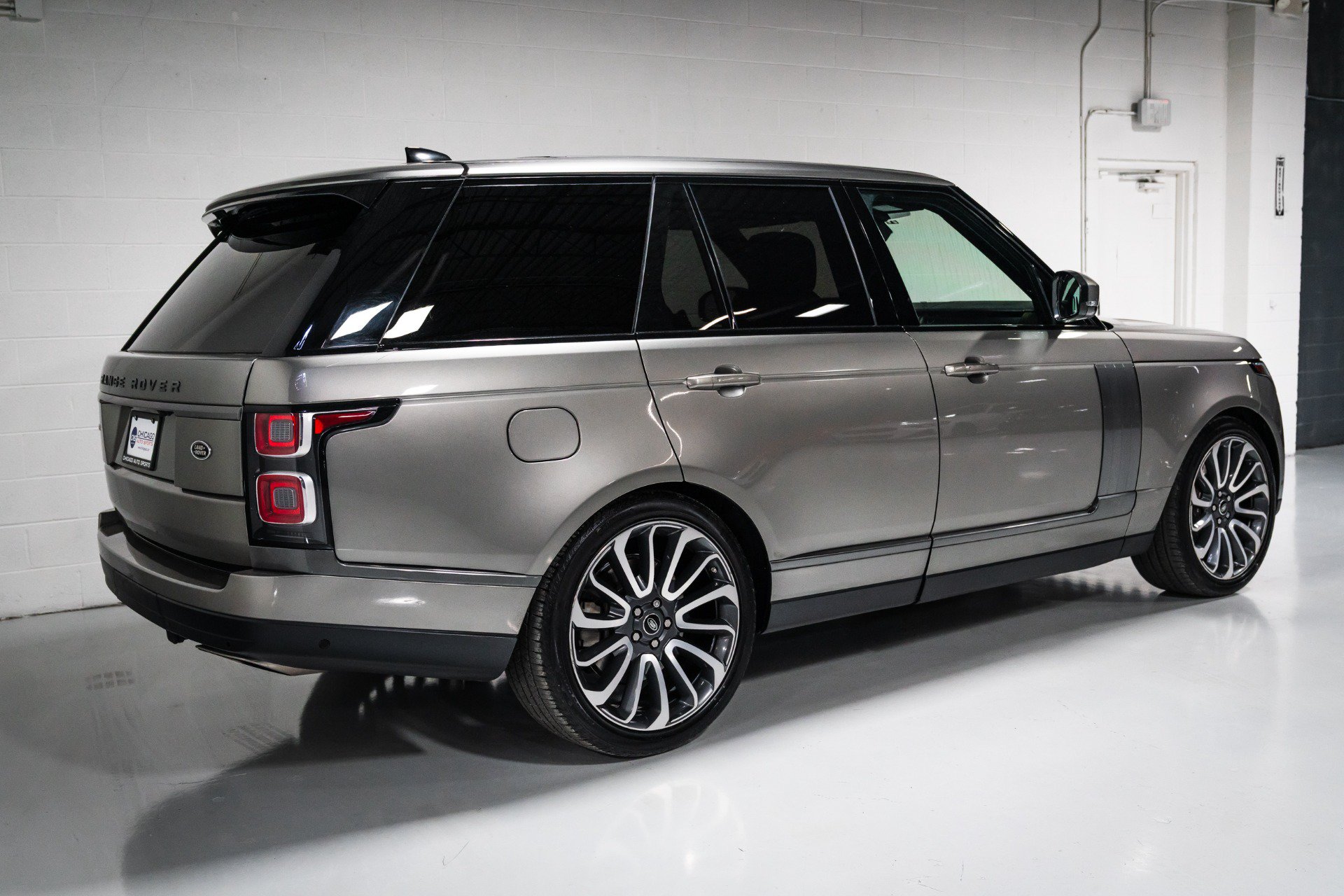 Used 2018 Land Rover Range Rover HSE AWD/4WD image 3