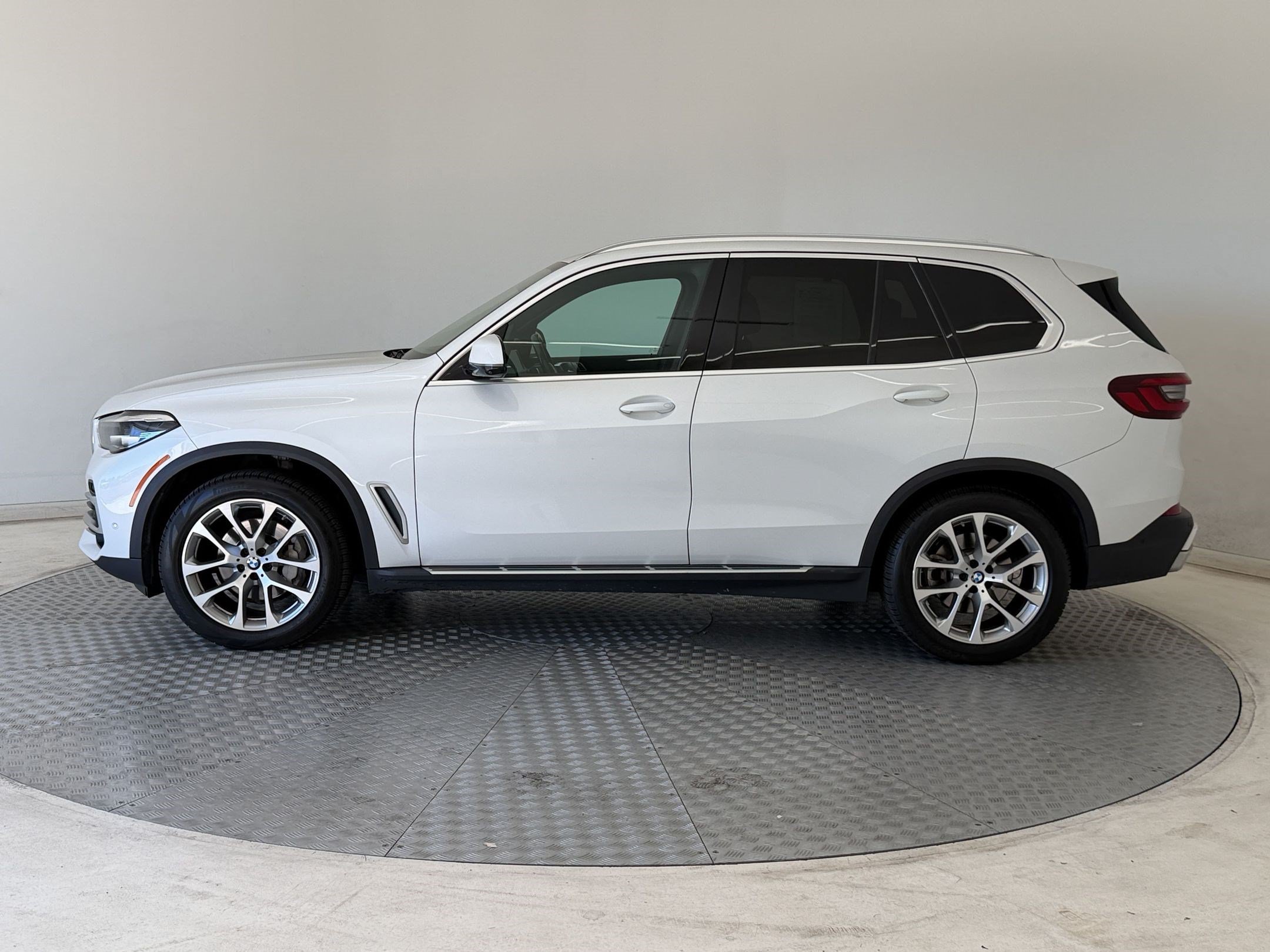 Used 2023 BMW X5 xDrive40i w/ Premium Package AWD/4WD image 2