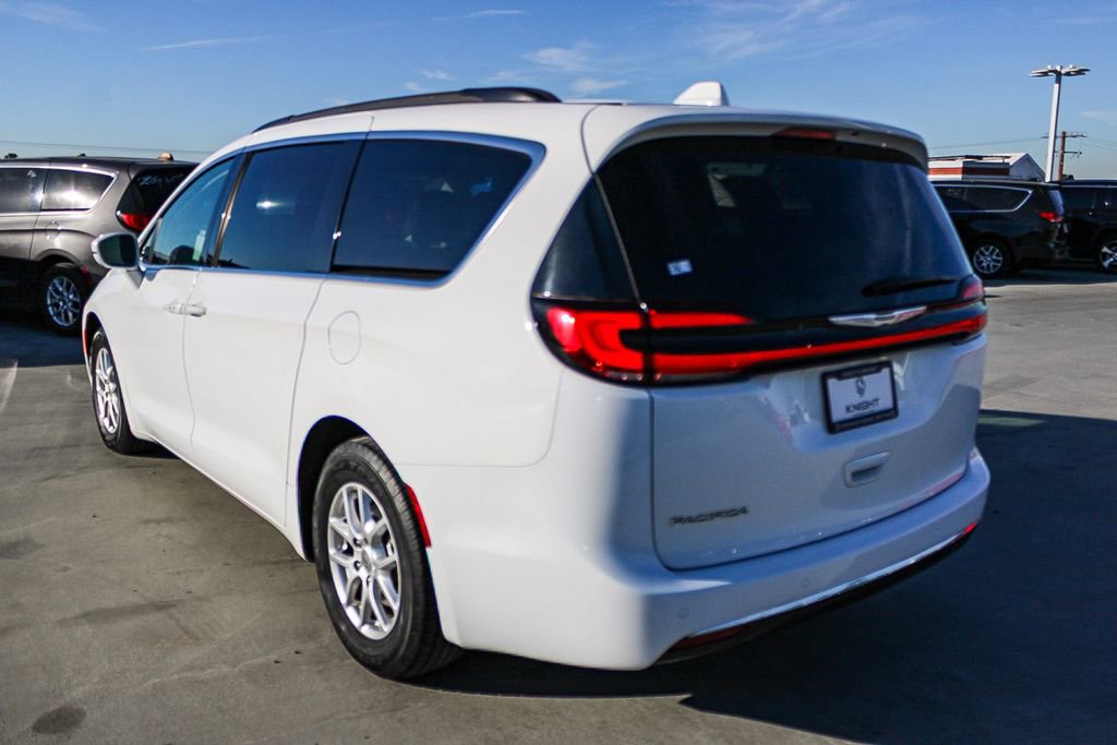 Used 2022 Chrysler Pacifica Touring-L FWD image 4