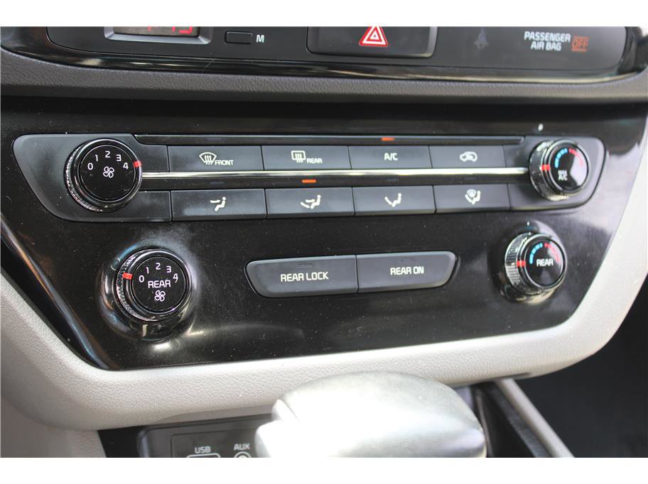 Used 2017 Kia Sedona LX w/ LX Essentials Premium Package FWD image 24