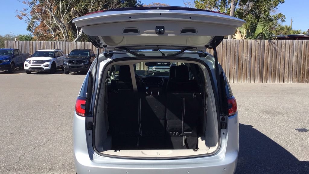 Used 2023 Chrysler Pacifica Limited image 9
