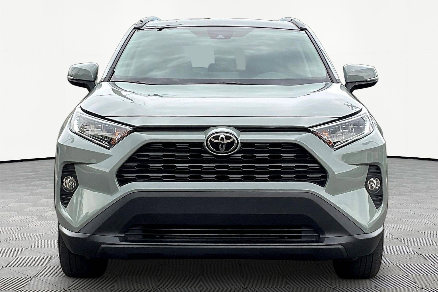 Used 2019 Toyota RAV4 XLE AWD/4WD image 2