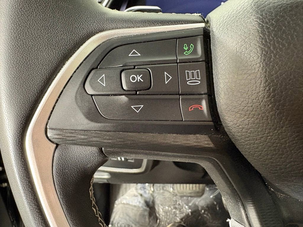 Used 2023 Jeep Grand Cherokee L Laredo AWD/4WD image 24