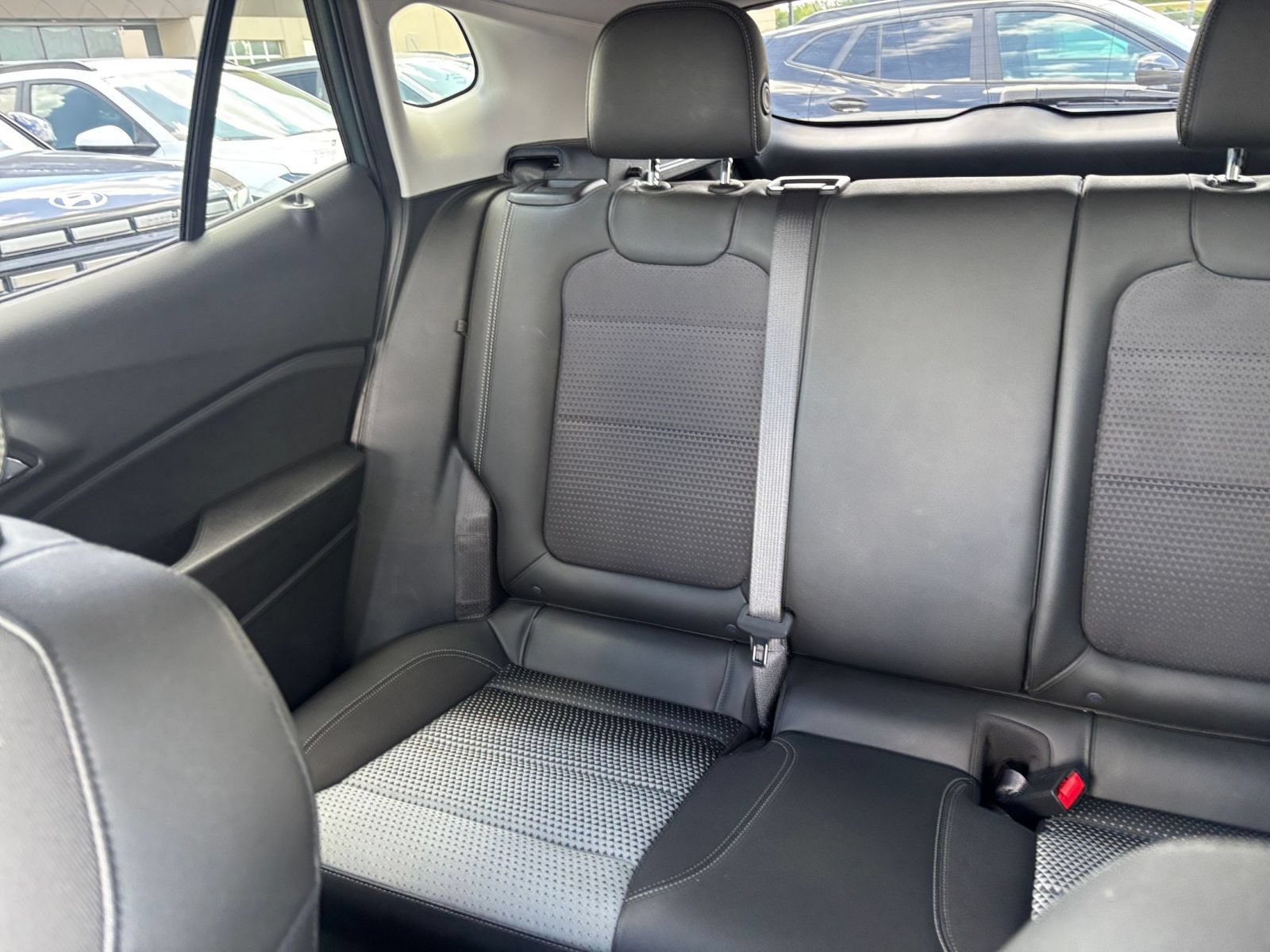 Used 2025 Chevrolet Trax LT w/ LT Convenience Package FWD image 33