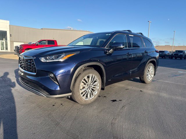 Used 2025 Toyota Highlander Platinum AWD/4WD image 3