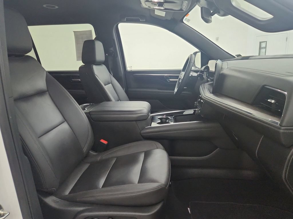Used 2025 Chevrolet Suburban LT w/ Comfort Package AWD/4WD image 37