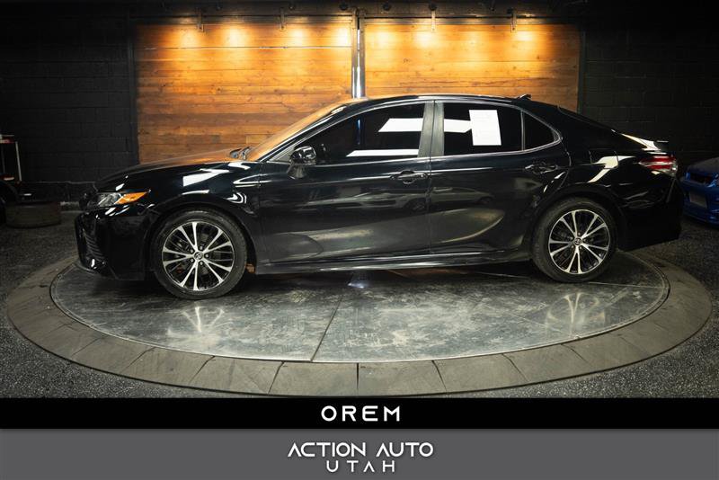 Used 2020 Toyota Camry SE w/ Carpet Mat Package FWD image 1