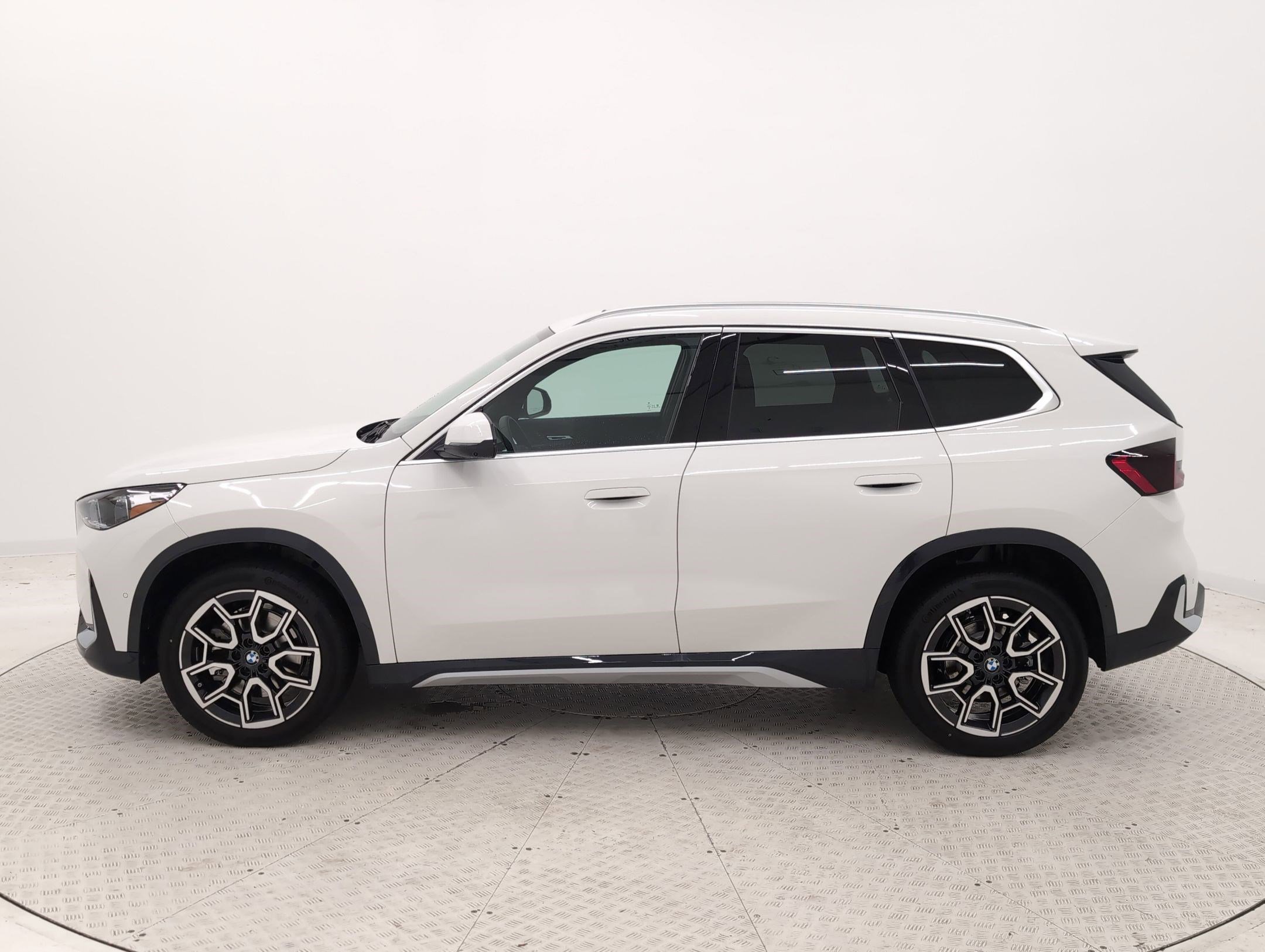 Used 2025 BMW X1 xDrive28i w/ Technology Package AWD/4WD image 2