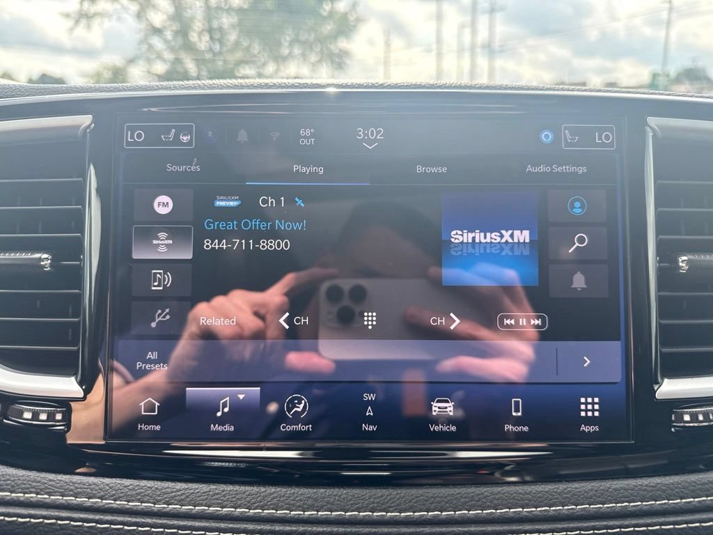 Used 2025 Chrysler Pacifica Limited FWD image 43