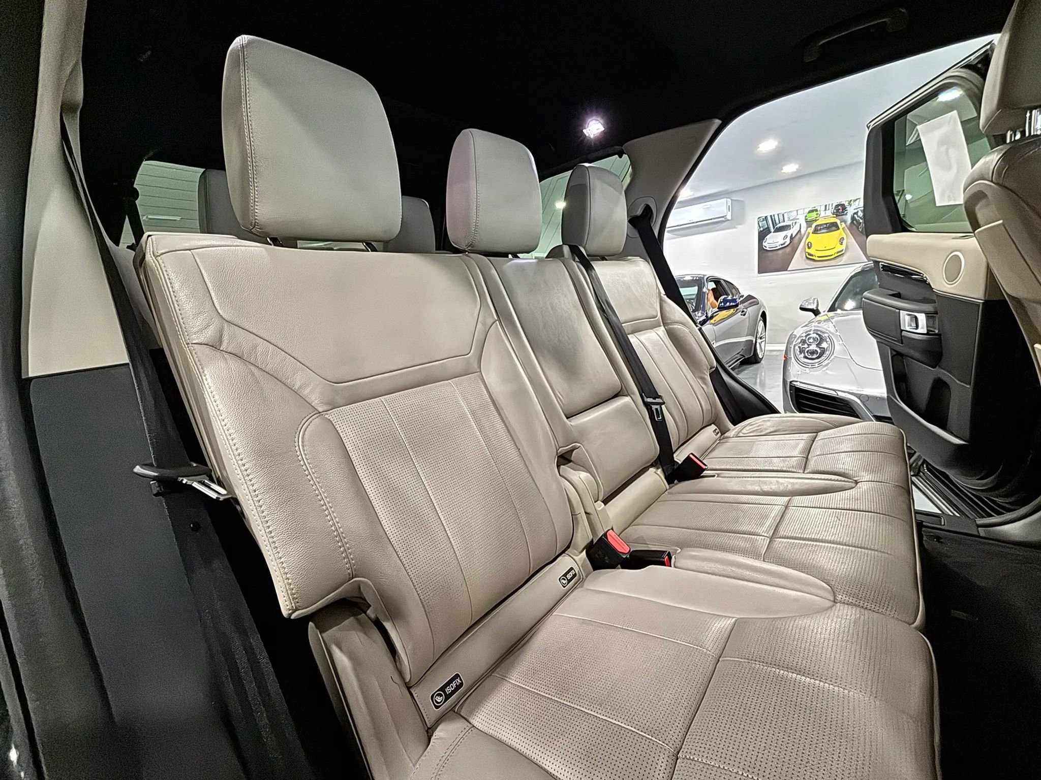 Used 2017 Land Rover Discovery SE AWD/4WD image 18